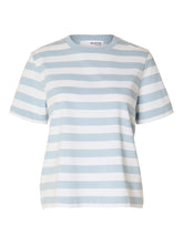 Lade das Bild in den Galerie-Viewer, SELECTED SLFEssential Striped Boxy Tee Cashmere Blue Bright White
