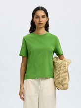 Lade das Bild in den Galerie-Viewer, SELECTED SLFEssential Boxy Tee Spindle Tree