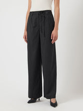 Lade das Bild in den Galerie-Viewer, YAS YASRimma Pant - Black Pinstripes