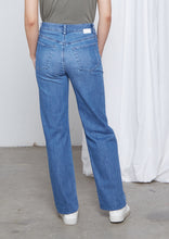 Lade das Bild in den Galerie-Viewer, DAWN Jeans Flared Soft Denim
