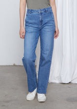 Lade das Bild in den Galerie-Viewer, DAWN Jeans Flared Soft Denim

