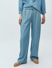 Lade das Bild in den Galerie-Viewer, Karolin-M Hose - Blue Soft Wash
