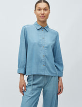 Lade das Bild in den Galerie-Viewer, Masio-M Bluse - Blue Soft Wash
