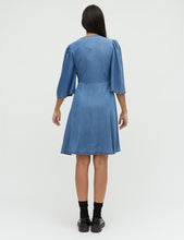 Lade das Bild in den Galerie-Viewer, MBYM Melika Kleid Vintage Denim
