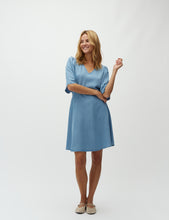 Lade das Bild in den Galerie-Viewer, Melika V-M Kleid - Blue Soft Wash
