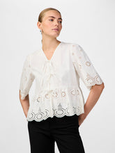 Lade das Bild in den Galerie-Viewer, Yascornelia Bluse - Star White

