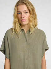 Lade das Bild in den Galerie-Viewer, SELECTED SLFViva Cropped Sun Shirt Vetiver
