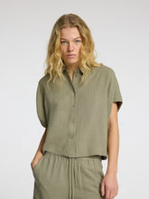 Lade das Bild in den Galerie-Viewer, SELECTED SLFViva Cropped Sun Shirt Vetiver
