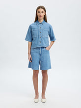 Lade das Bild in den Galerie-Viewer, SELECTED SLFAnya 2/4 Short Denim Shirt Light Blue Denim
