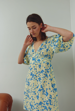 Lade das Bild in den Galerie-Viewer, N-Lilliana Kleid  - Deja Yellow Print
