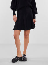 Lade das Bild in den Galerie-Viewer, YAS YASFonny Knit Skirt Black
