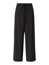Lade das Bild in den Galerie-Viewer, YAS YASRimma Pant - Black Pinstripes
