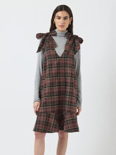 Lade das Bild in den Galerie-Viewer, YAS YASTurbo Spencer Dress - Port Royale Black
