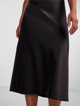 Lade das Bild in den Galerie-Viewer, YAS YASPella Midi Skirt Noos - Black

