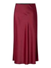 Lade das Bild in den Galerie-Viewer, YAS YASPella Midi Skirt Noos - Tibetan Red
