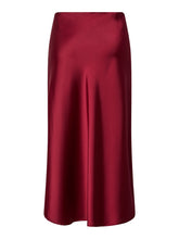 Lade das Bild in den Galerie-Viewer, YAS YASPella Midi Skirt Noos - Tibetan Red
