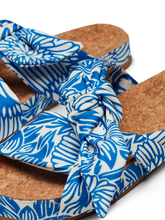 Lade das Bild in den Galerie-Viewer, SCOTCH &amp; SODA Footwear Yolin Sandal Blue Flower Print
